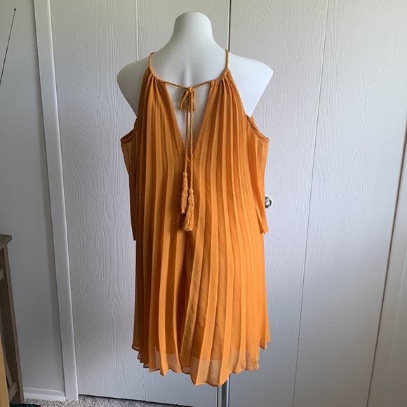 BB Dakota dress. Size medium. Worn once, like new! - Picture 4 of 6